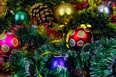 Noel süsleri ve çok renkli süslemelerle süslenmiş Noel kompozisyonu. Noel baloları, parlak süslemelerle yakın plan