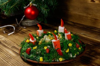 Tahta masada salata Noel çelengi.