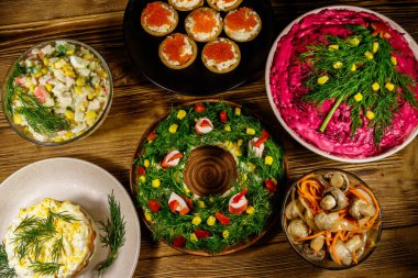 Ahşap bir masada Noel yemeği takımı. Üst görünüm