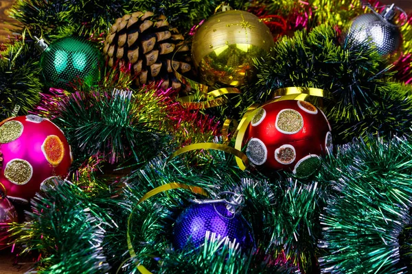 Χριστουγεννιάτικη Σύνθεση Χριστουγεννιάτικα Μπιχλιμπίδια Και Πολύχρωμες Φούντες Χριστουγεννιάτικες Μπάλες Λαμπερό — Φωτογραφία Αρχείου