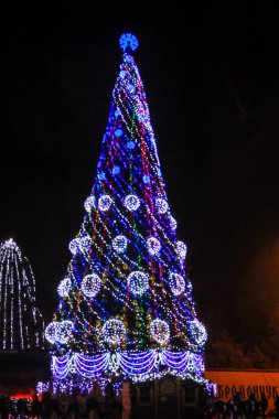 Kremenchug, Ukrayna - 28 Aralık 2016: Şehir merkezinde süslenmiş ve aydınlatılmış Noel ağacı
