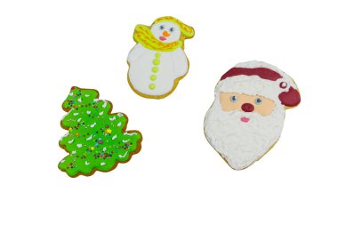 Noel ağacı beyaz arka plan üzerinde izole şeklinde yapılan Noel zencefilli kurabiye