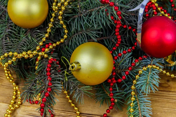 Weihnachtskomposition Mit Tannenzweigen Und Weihnachtsschmuck Auf Holztisch Ansicht Von Oben — Stockfoto