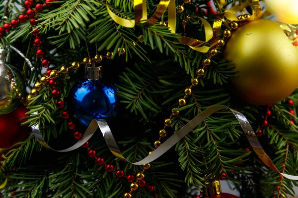 Όμορφα Χριστουγεννιάτικα Στολίδια Κρέμονται Στο Δέντρο — Φωτογραφία Αρχείου