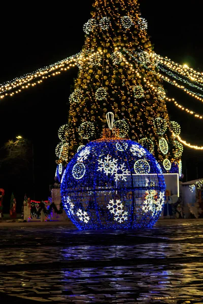 Şehir Meydanında Büyük Aydınlatılmış Noel Mücevheri — Stok fotoğraf