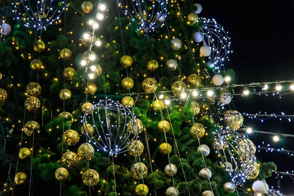 Λεπτομέρεια Διακοσμημένου Χριστουγεννιάτικου Δέντρου Χριστουγεννιάτικα Φώτα — Φωτογραφία Αρχείου