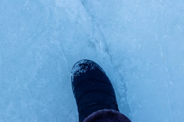 Нога Стоит Треснувшей Природной Ледяной Текстуре Озера Концепция Выхода Опасности — стоковое фото