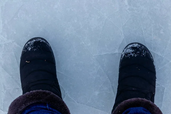 Ноги Стоят Треснувшей Природной Ледяной Текстуре Озера Концепция Выхода Опасности — стоковое фото