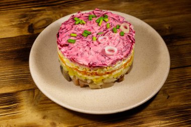 Geleneksel Rus salatası 