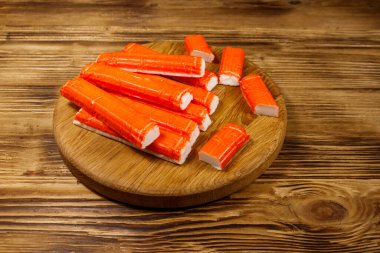 Tahtadaki tahta kesme tahtasındaki yengeç çubukları