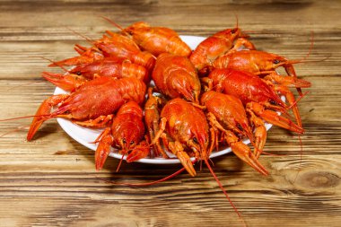 Ahşap masada kaynamış kerevit.