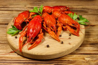 Ahşap masada kaynamış kerevit.
