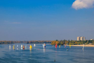 Kremenchug, Ukrayna 'daki Dinyeper Nehri' ndeki yelkenli yarışlarında yatlar