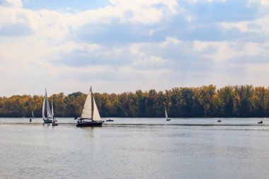 Kremenchug, Ukrayna 'daki Dinyeper Nehri' ndeki yelkenli yarışlarında yatlar