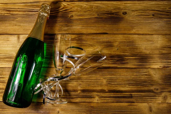 Bottiglia Champagne Due Bicchieri Champagne Vuoti Sfondo Legno Vista Dall — Foto Stock