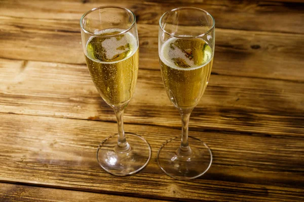 Twee Glazen Champagne Houten Tafel — Stockfoto