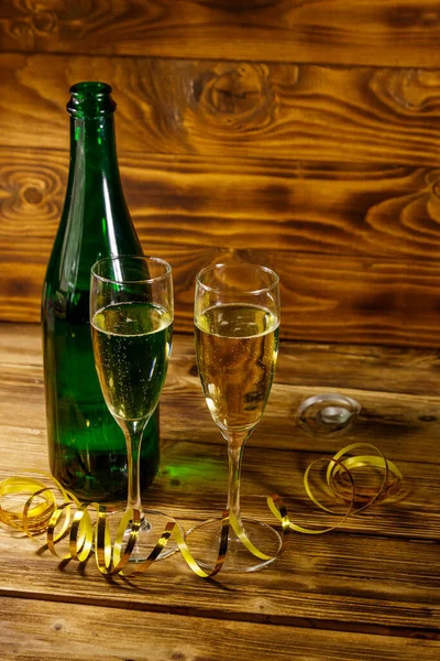 Geopende Champagnefles Twee Glazen Champagne Houten Tafel — Stockfoto