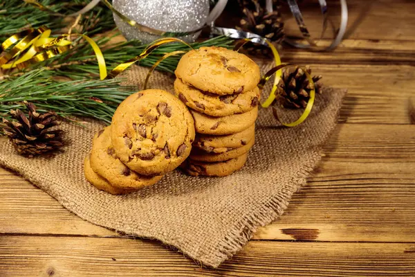 Choklad Chip Cookies Med Juldekoration Träbord — Stockfoto