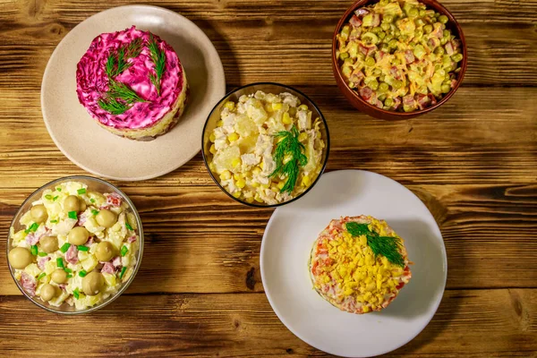 Ahşap Masa Şenlikli Mayonez Salata Kümesi Üstten Görünüm — Stok fotoğraf