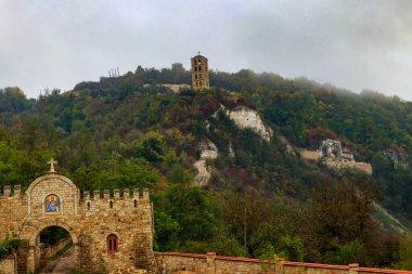 Lyadovsky kayalık manastırı, Ukrayna 'nın Vinnytsya bölgesinde Lyadova köyü yakınlarında, Dinyester nehrinin üzerinde 90 metre yüksekliğindeki kayalık bir terasta bulunan bir erkek manastırıdır.