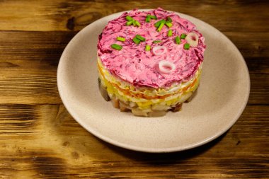 Geleneksel Rus salatası 