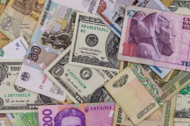 ABD dolarları, Rus rublesi, Beyaz Rusya rublesi, Mısır sterlini ve Ukrayna hrivniası