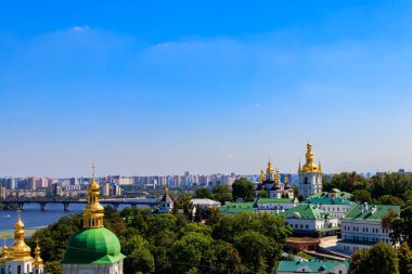 Kiev Pechersk Lavra (Mağara Kiev Manastırı) ve Ukrayna Dinyeper Nehri manzarası