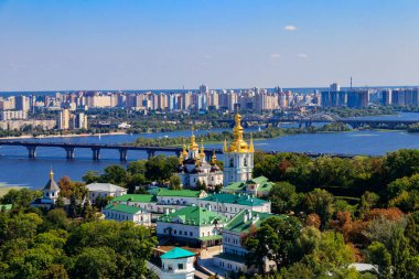 Kiev Pechersk Lavra (Mağara Kiev Manastırı) ve Ukrayna 'daki Dinyeper Nehri manzarası. Büyük Lavra Çan Kulesi 'nden görüntü