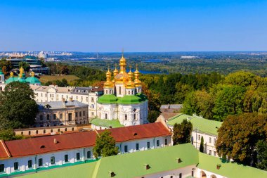 Ukrayna 'daki Kiev Pechersk Lavra' daki (Kiev Mağara Manastırı) Azizler Kilisesi manzarası. Kiev şehir manzarası