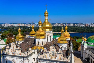 Ukrayna 'daki Kyiv Pechersk Lavra (Kiev Mağara Manastırı) ve Dinyeper Nehri' nin Dormition Katedrali manzarası. Büyük Lavra Çan Kulesi 'nden görüntü