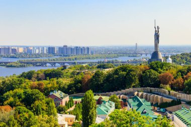 Ukrayna Kiev 'deki Anavatan Anıtı ve Dinyeper Nehri manzarası. Kiev şehir manzarası