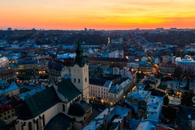 Günbatımında Ukrayna, Lviv 'deki Latin Katedrali ve Rynok Meydanı' nın havadan görünüşü. Lviv belediye binasından görüntü
