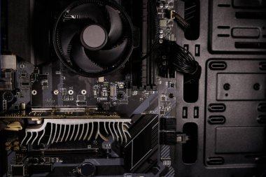 Yeni bilgisayar sistemi ünitesini içeriden kapat