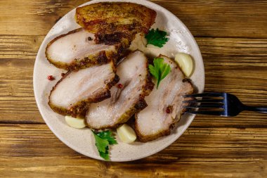 Ahşap bir masada pişmiş domuz göbeği. Üst görünüm
