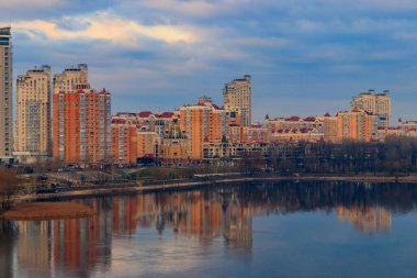 Dinyeper Nehri 'nin Obolon seti manzarası ve Ukrayna' nın Kiev şehrinde İsa 'nın Doğuşu kilisesi.