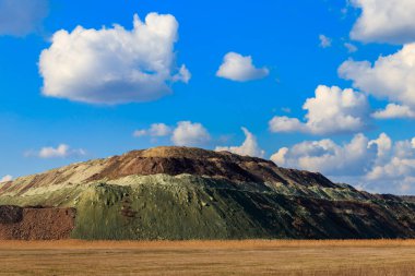 Demir cevheri yığınlarının manzarası. Madencilik endüstrisi