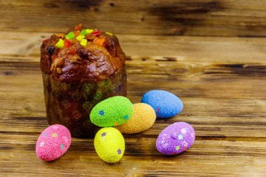 Tahta bir masada Paskalya pastası ve paskalya yumurtası.