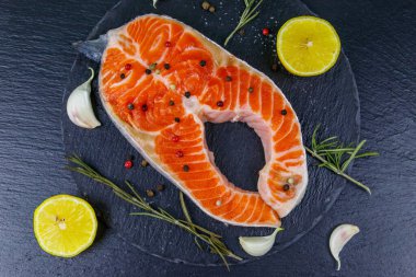 Siyah tahtada baharatlı çiğ somon bifteği. Üst görünüm