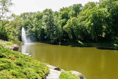 Uman, Ukrayna 'daki Sofiyivka Parkı' nda Yılan Çeşmesi ile bir göl manzarası