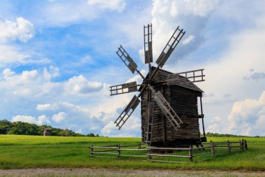 Ukrayna, Kiev yakınlarındaki Pyrohiv (Pirogovo) köyünde eski ahşap yel değirmeni