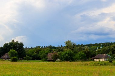 Ukrayna 'nın Kiev kenti yakınlarındaki Pirohiv (Pirogovo) köyündeki Ukrayna Halk Mimarisi ve Halk Yolları Açık Hava Müzesi manzarası
