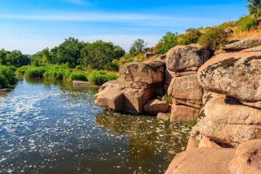 Ukrayna 'nın Dnipropetrovsk bölgesindeki Kamenka nehri üzerindeki Tokovsky şelalelerinin manzarası