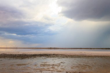 Yağmurdan önce tuz gölü üzerinde kara fırtına bulutları