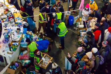Varşova, Polonya - 9 Mart 2022: Gönüllüler Polonya 'nın Varşova kentindeki tren istasyonunda Ukraynalı mültecilere yardım ediyor