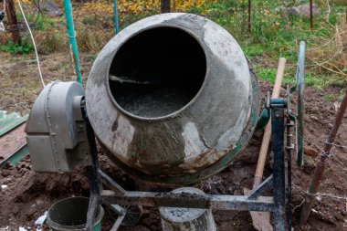 İnşaat alanındaki beton karıştırıcıda beton karışımı.