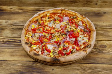 Tahta bir masada lezzetli taze pizza.