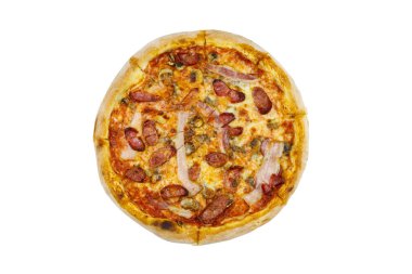 Beyaz arka planda sosisli, mantarlı ve peynirli leziz taze pizza.