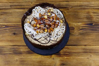 Tahta bir masada lezzetli çikolatalı pasta.