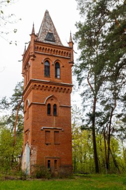 Ukrayna 'nın Kharkiv bölgesindeki Natalyevka parkındaki eski tuğla su kulesi.