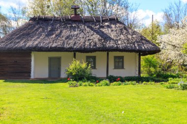 Ukrayna 'nın Pereyaslav kentindeki Açık Hava Halk Mimarisi ve Ortanca Naddnipryanschina Halk Yolları Müzesi' ndeki antik Ukrayna kırsal evi.